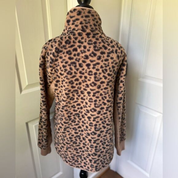 Abercrombie & Fitch Leopard Print Fleece Pullover with Quilted Detail Half-Zip - Picture 4 of 6